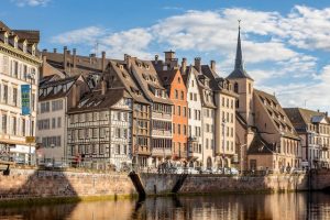 Vue de bâtiments à Strasbourg bord de l'Ill